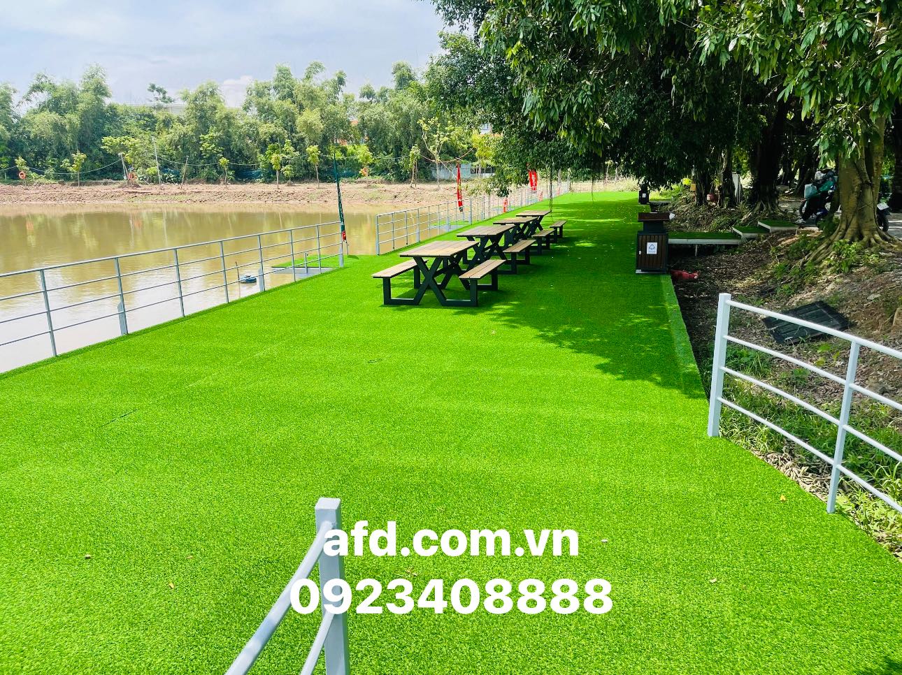 Hoàn thiện thi công cỏ sân vườn tại Hồ Câu Cá Vui - Long Biên HN