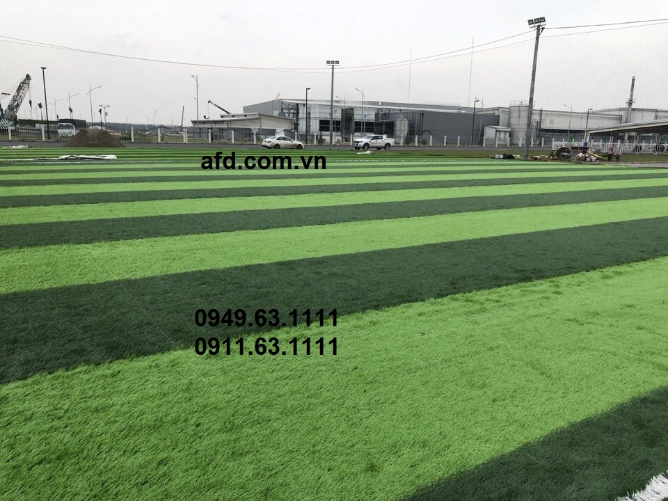 Thi công sân bóng cỏ nhân tạo tại Daikin Hưng Yên