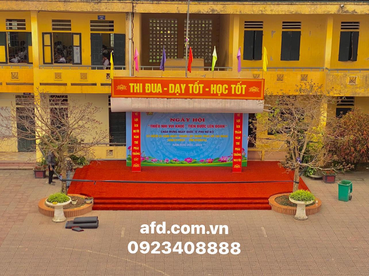 Thi Công Cỏ Nhân Tạo Màu Đỏ Tại Sân Khấu Trường THCS Phú Lương Hà Nội
