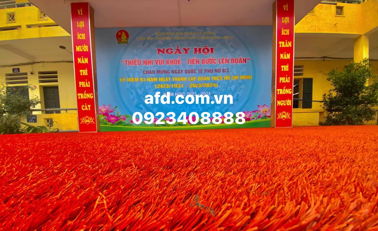 Thi Công Cỏ Nhân Tạo Màu Đỏ Tại Sân Khấu Trường THCS Phú Lương Hà Nội