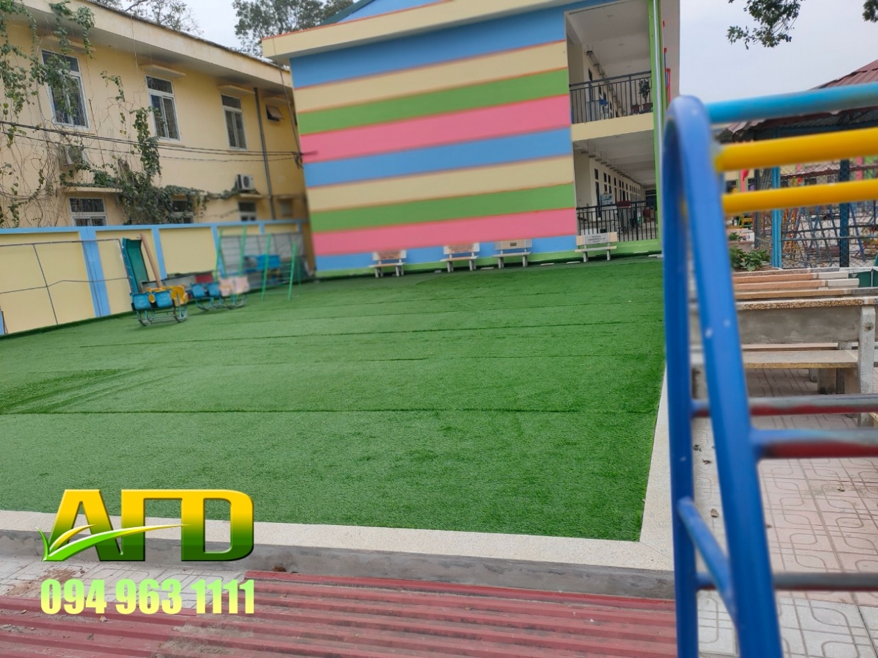 Hoàn thiện cỏ nhân tạo sân chơi trường tiểu học tại Chương Mỹ