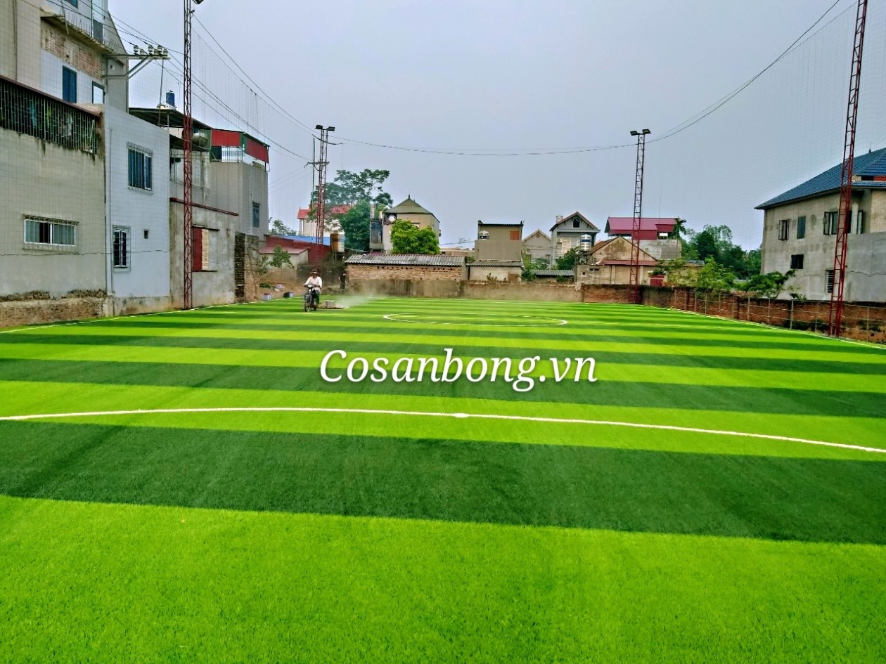 Hoàn thiện sân bóng cỏ nhân tạo tại Hiệp Hòa - Bắc Giang