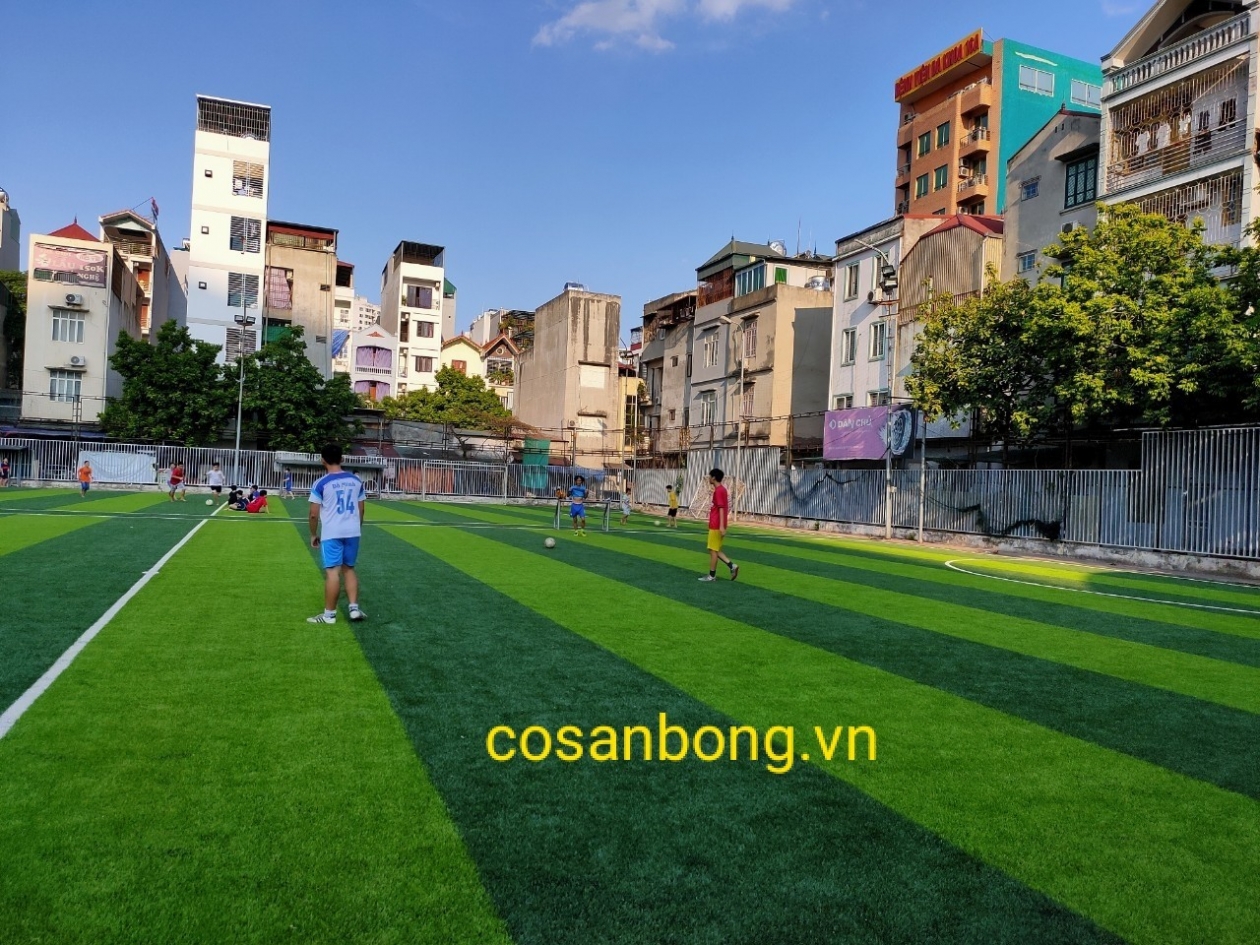 Hoàn thiện sân bóng cỏ nhân tạo Phúc La Hà Đông