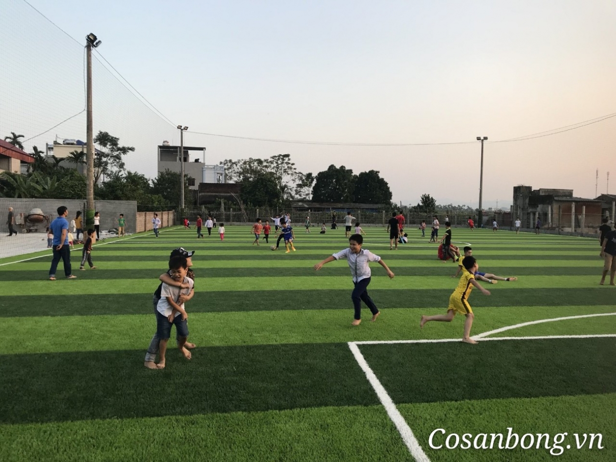 Hoàn thiện sân bóng tại Vân Đình
